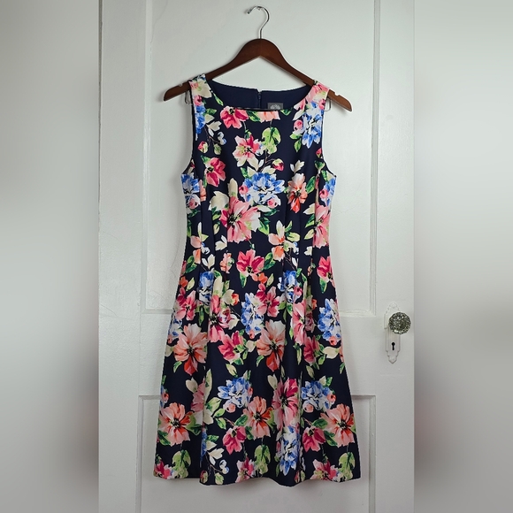 Vince Camuto Dresses & Skirts - Vince Camuto Blue Floral Scuba Sun Dress With Pockets Size 6
